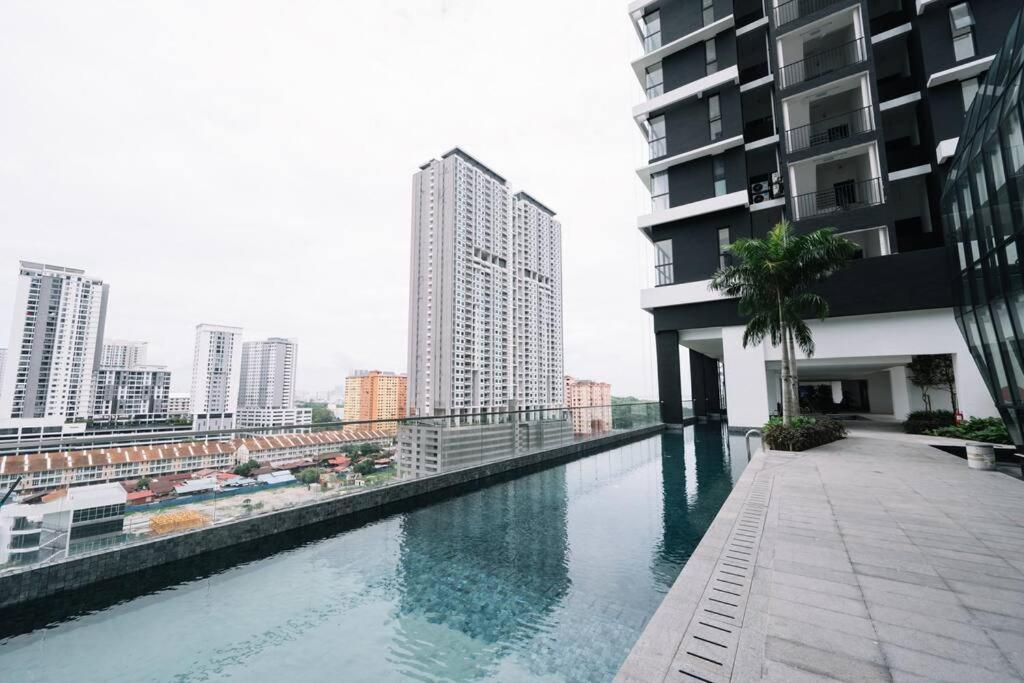 New Infinity Pool Seaview 3bedrooms 2carparks Jelutong